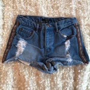 High waisted shorts with print on sides